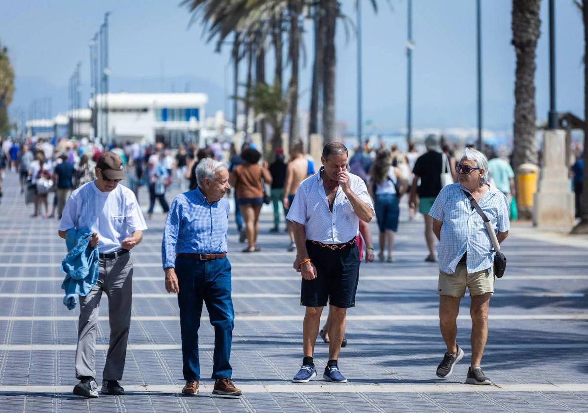 Jubilados paseando por la playa.