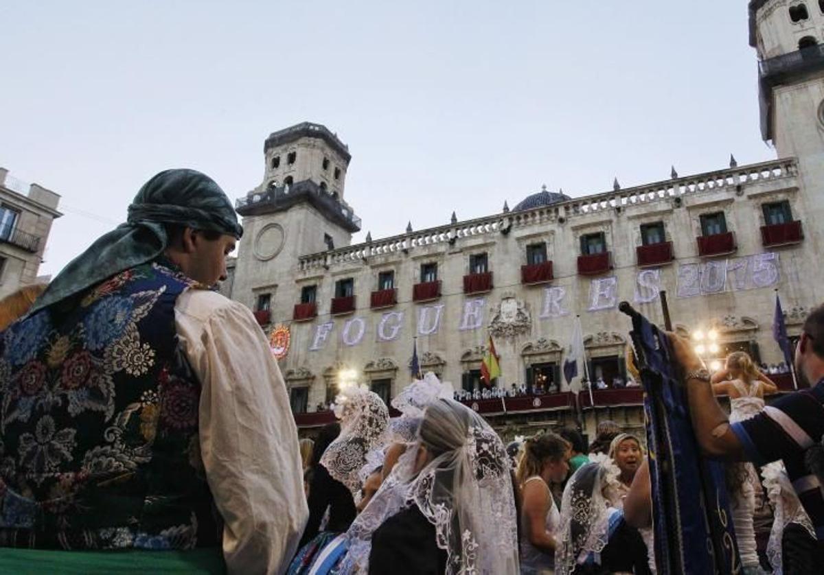 Hogueras de Alicante: Recorrido del desfile del Pregón y calles cortadas el sábado 1 de junio