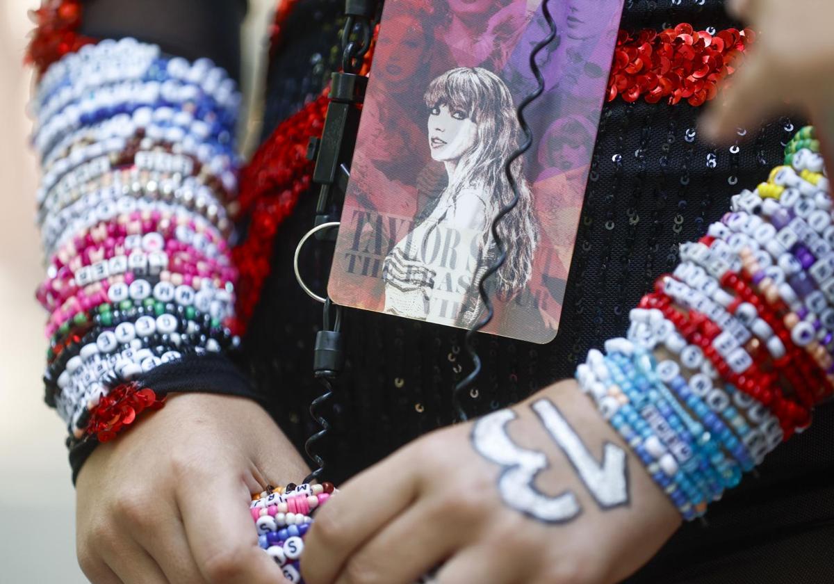 Una fan hace cola para el concierto de Taylor Swift.