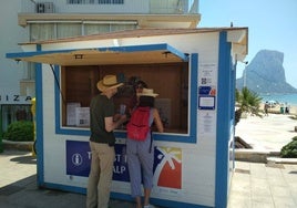 La Tourist Info instalada en la playa Arenal-Bol de Calp.