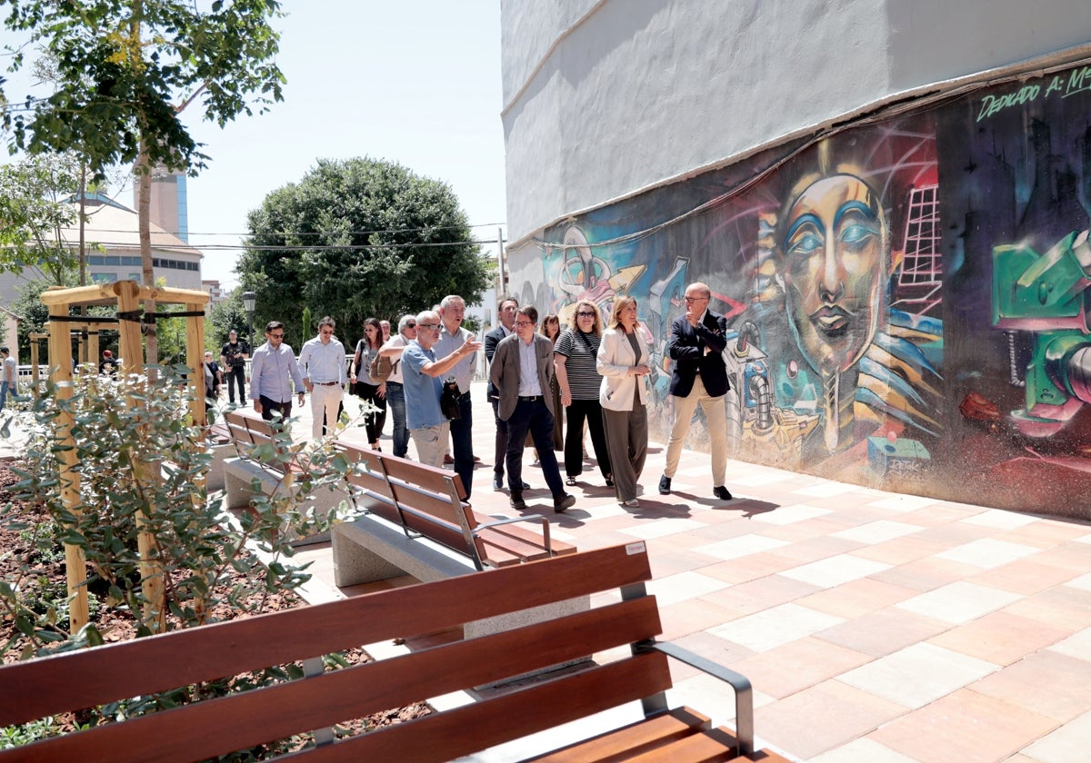 La alcaldesa Catalá, durante su visita junto al concejal Giner al barrio de Orriols.