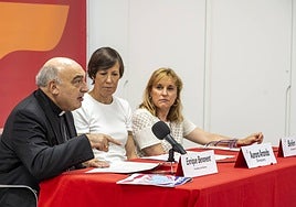 El arzobispo de Valencia, Enrique Benavent, la directora de Cáritas Valencia, Aurora Aranda, y la secretaria de la entidad, Belén Lados.