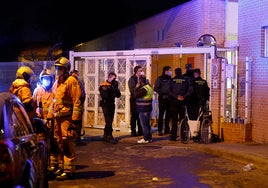 Bomberos y guardias civiles, a las puertas de la residencia de Moncada tras el siniestro.