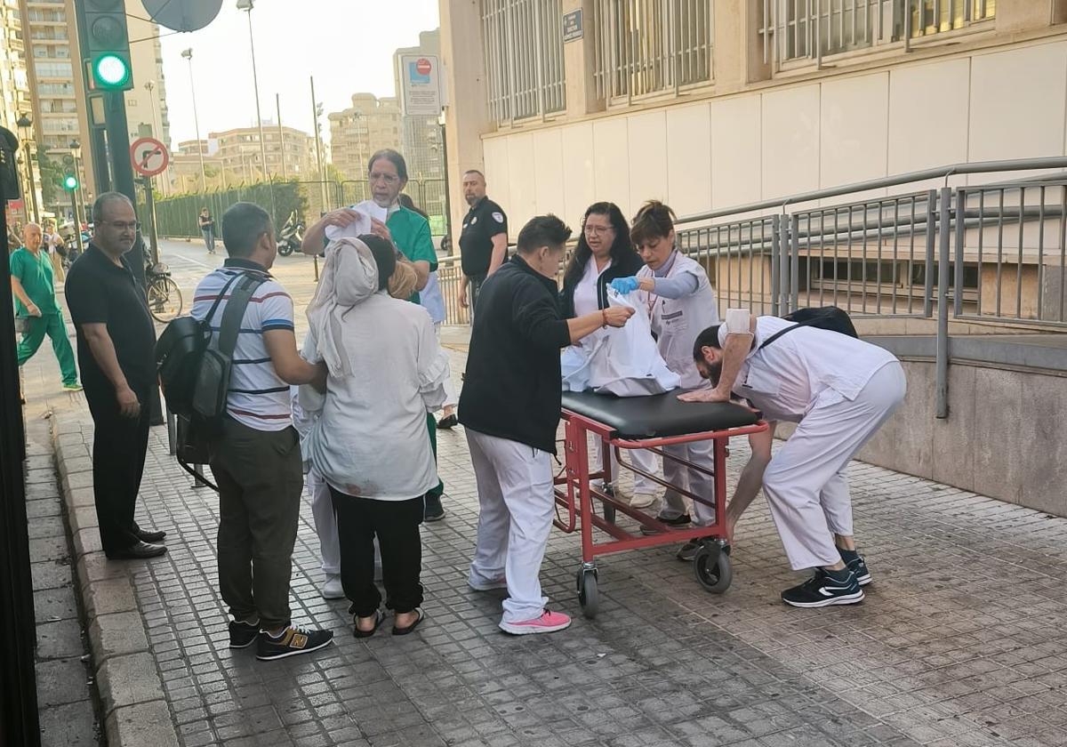 Instante en el que los padres y el bebé llegan al Hospital Clínico en el autobús de la EMT.