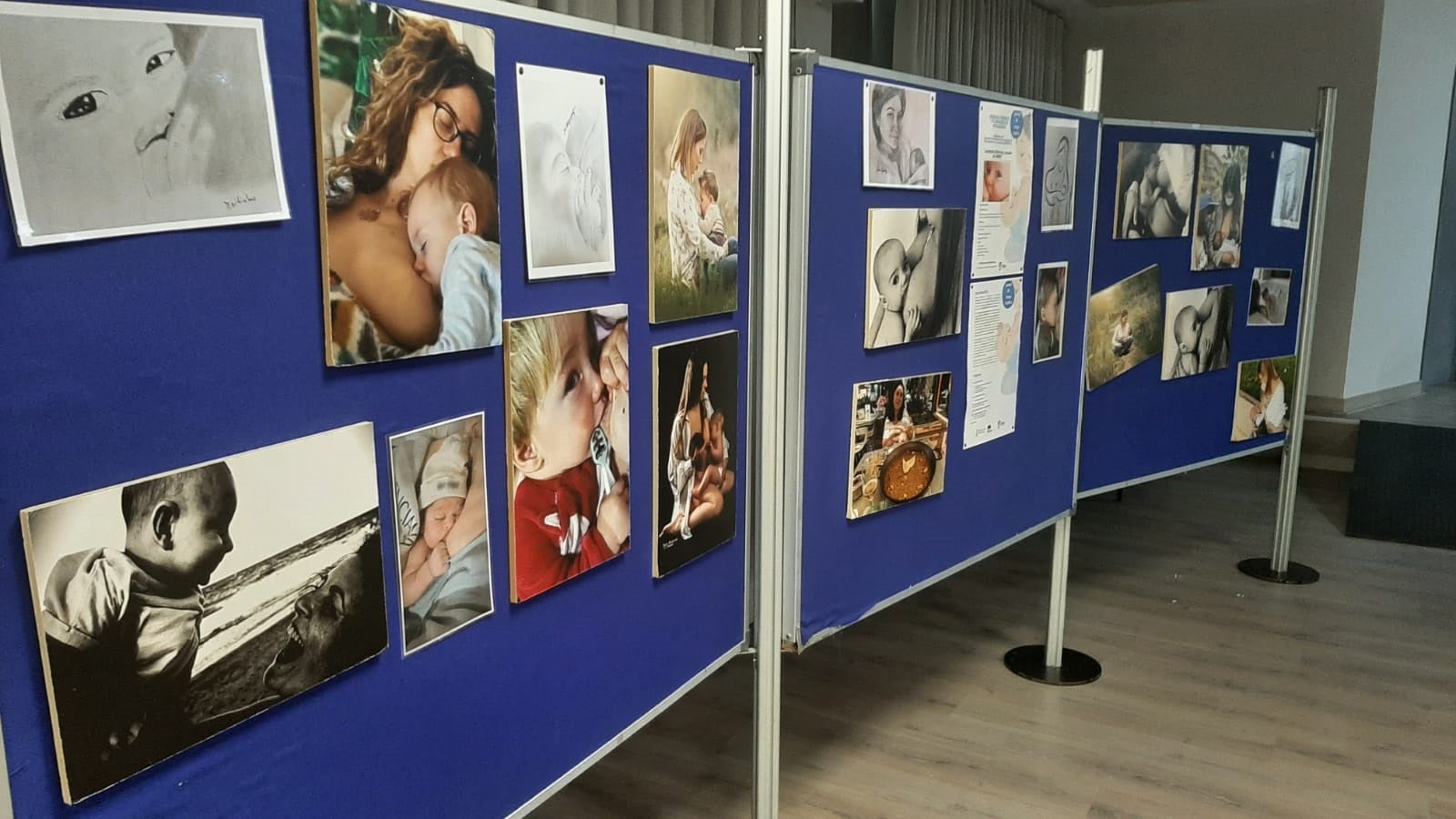 Exposición de las fotografías presentadas al concurso sobre lactancia.