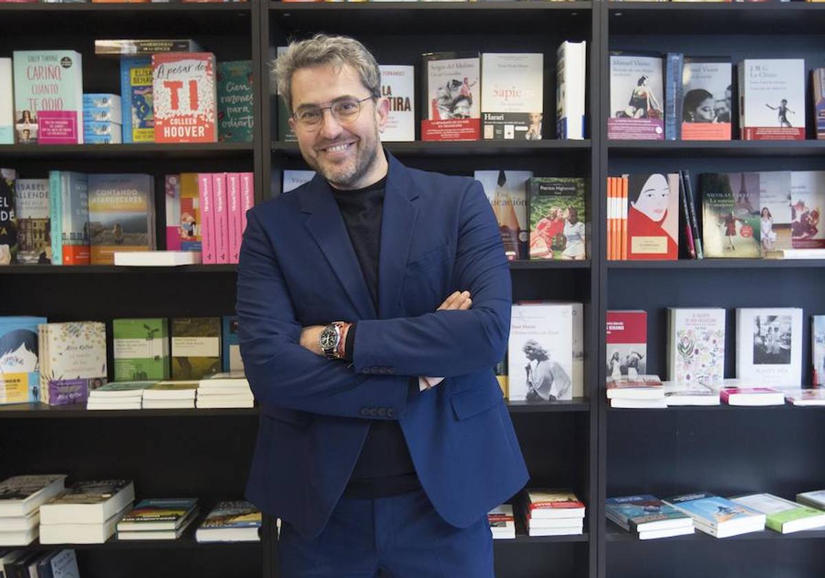 Máximo Huerta, en su librería de Buñol.