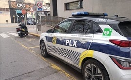 Vehículo policial aparcado a las puertas de la comisaría de Xàtiva.