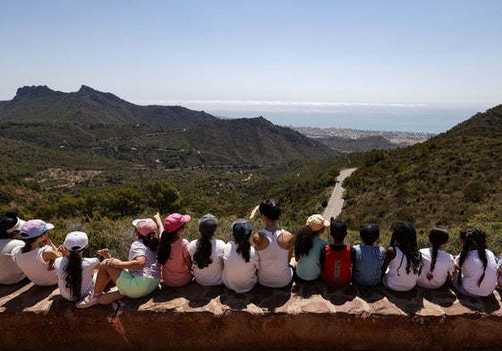 Alumnos de una escuela disfrutan de las vistas del parque natural del Desert de les Palmes.