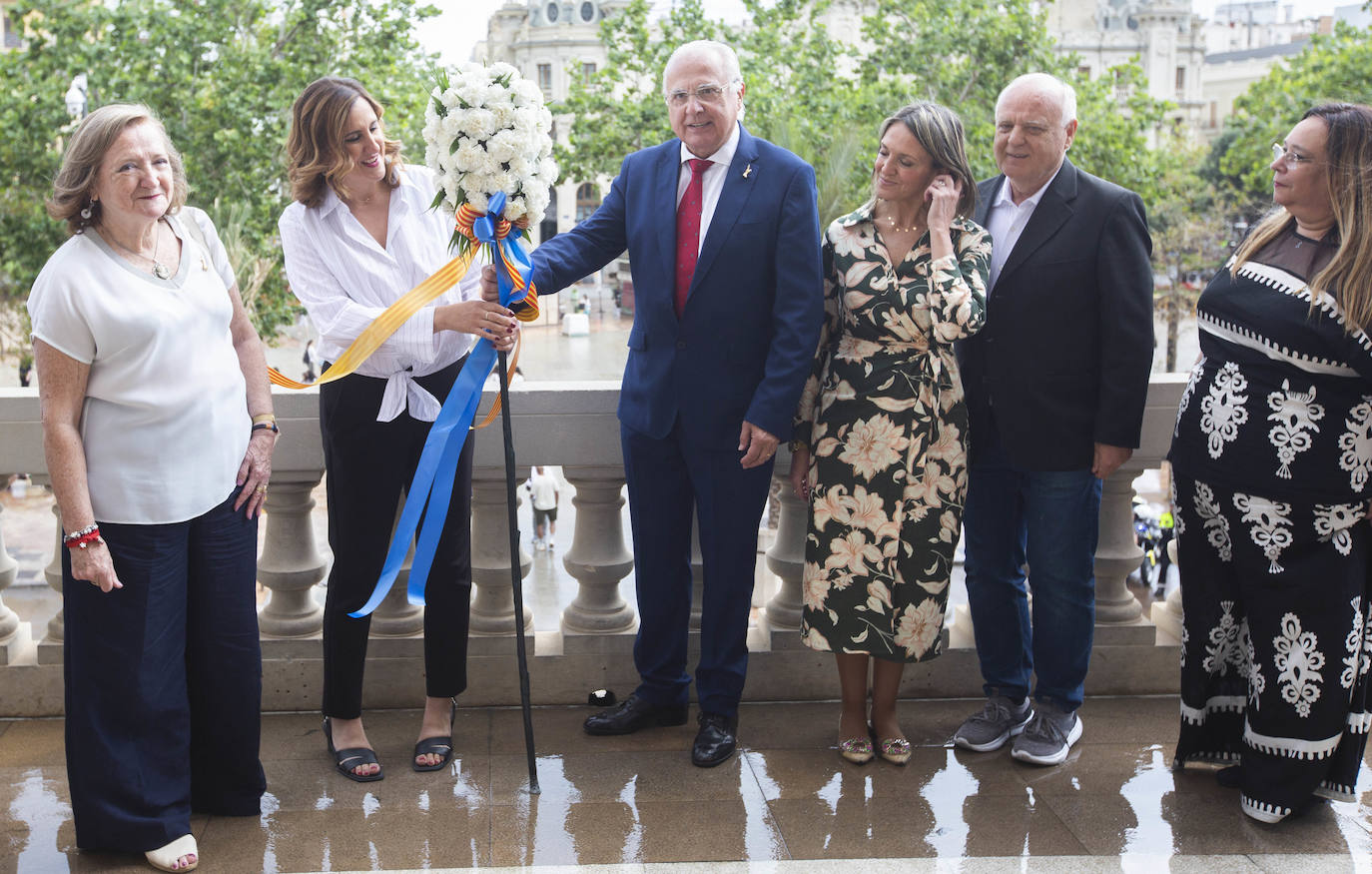 La alcaldesa de Valencia, María Jose Catalá, recibe el pomell de flores del Corpus Christi