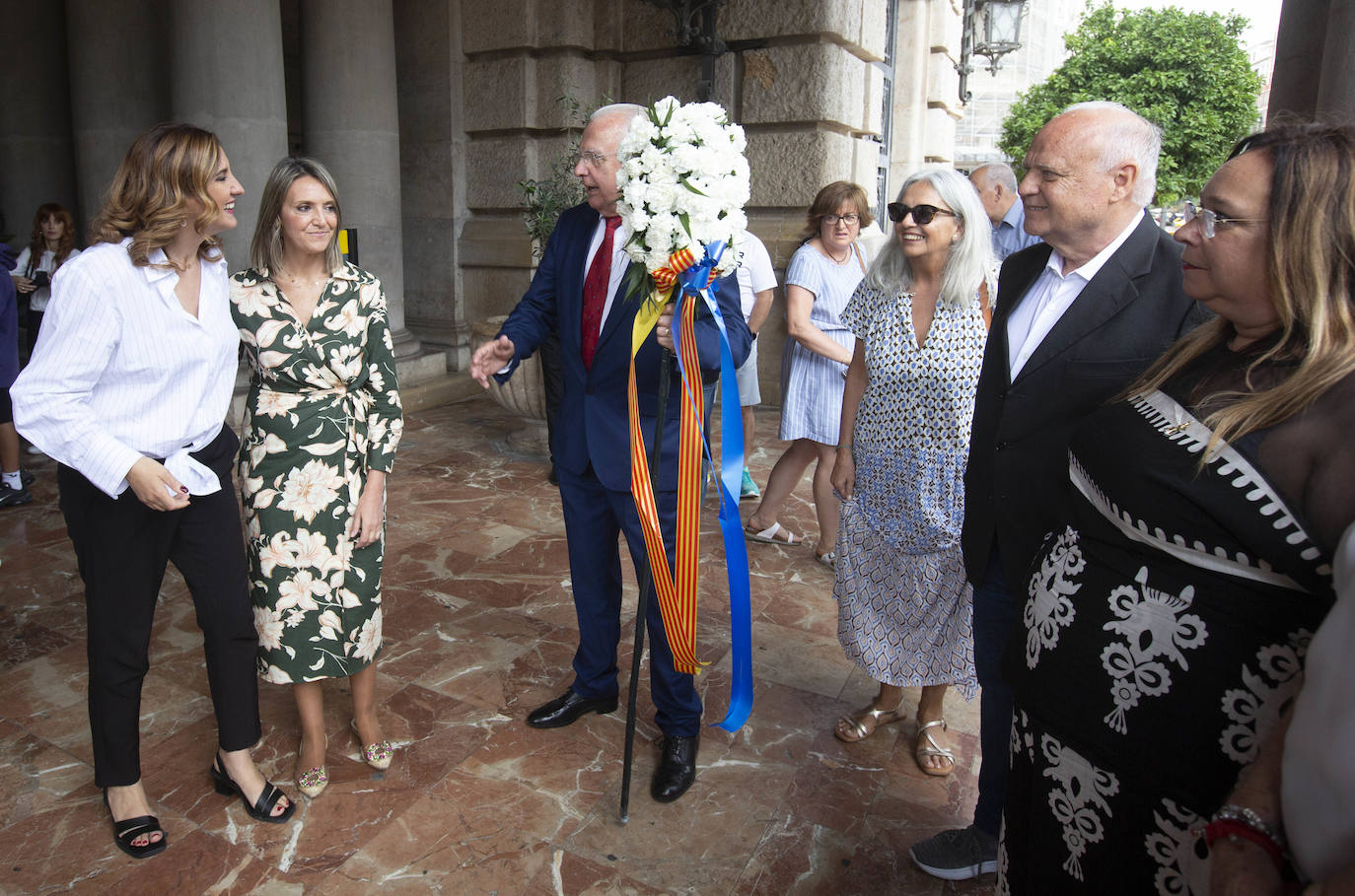 La alcaldesa de Valencia, María Jose Catalá, recibe el pomell de flores del Corpus Christi