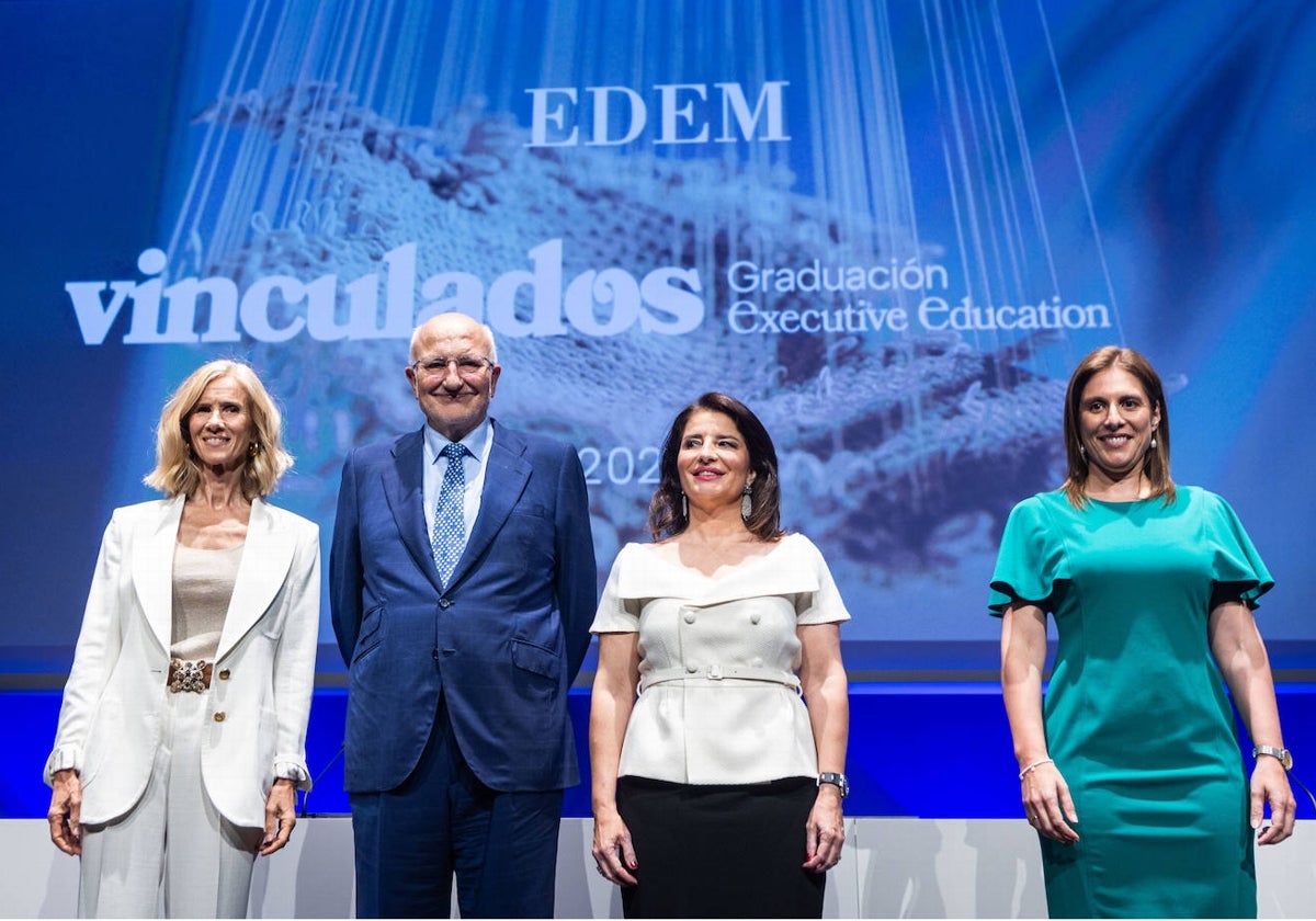 Cristina Garmendia, Juan Roig, Hortensia Roig y Elena Fernández, en la graduación de EDEM.