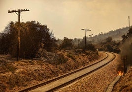 La vía por la que circulaba el tren de Bejís, con llamas en las cercanías