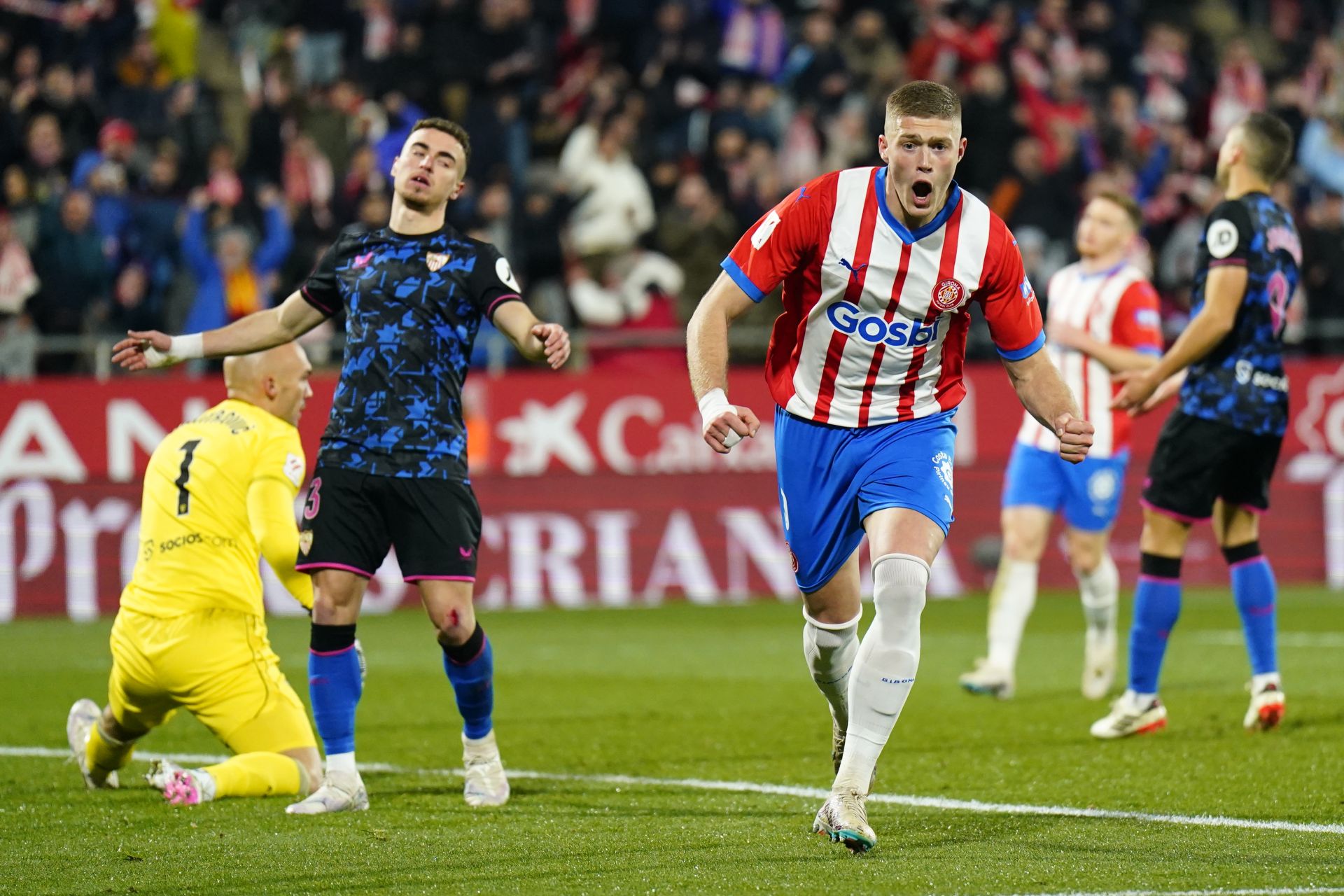 Dovbyk celebra un gol ante el Sevilla.