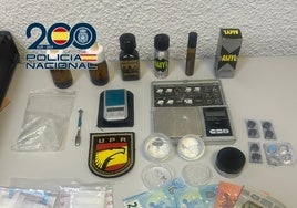 Drogas, estimulantes sexuales, dinero y otros efectos intervenidos al detenido.