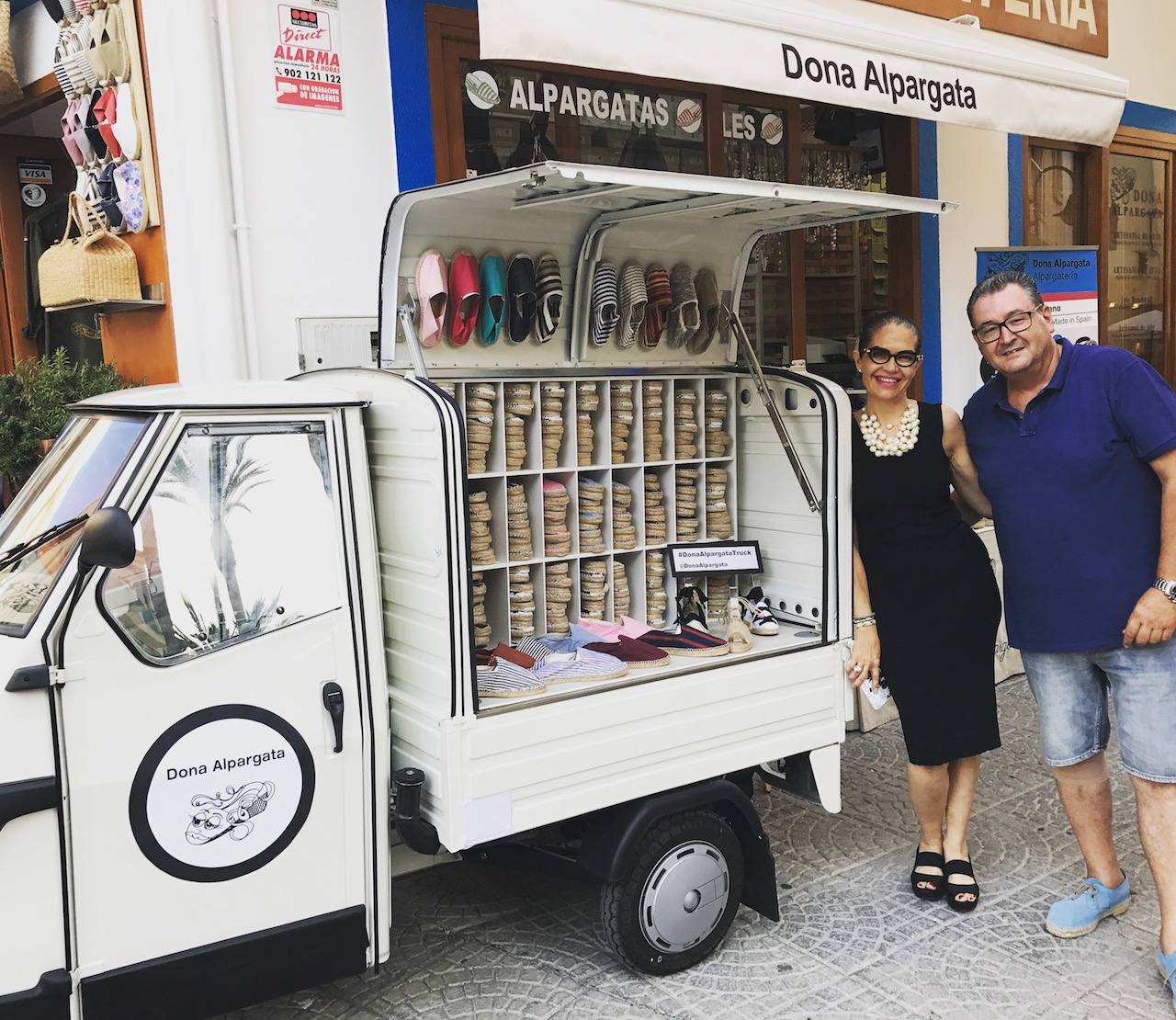 Motocarro con alpargatas de Doña Alpargata en Moraira.