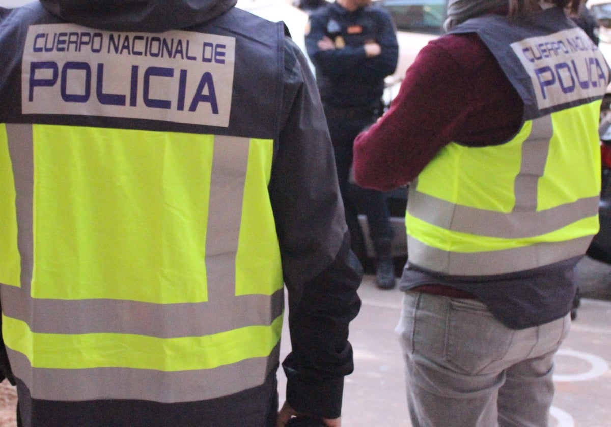 Dos policías nacionales.