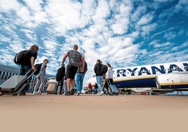 Un avión de Ryanair en el aeropuerto de Castellón.