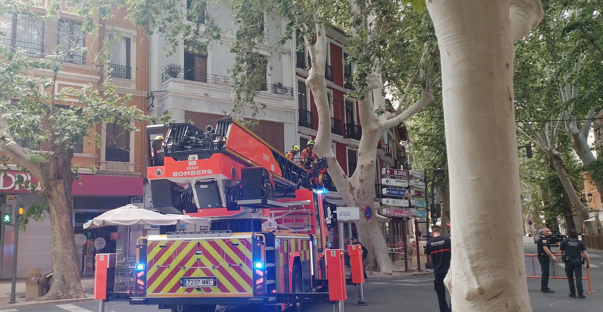 Los bomberos han subido hasta el tejado para averiguar las causas de la caída de la teja.