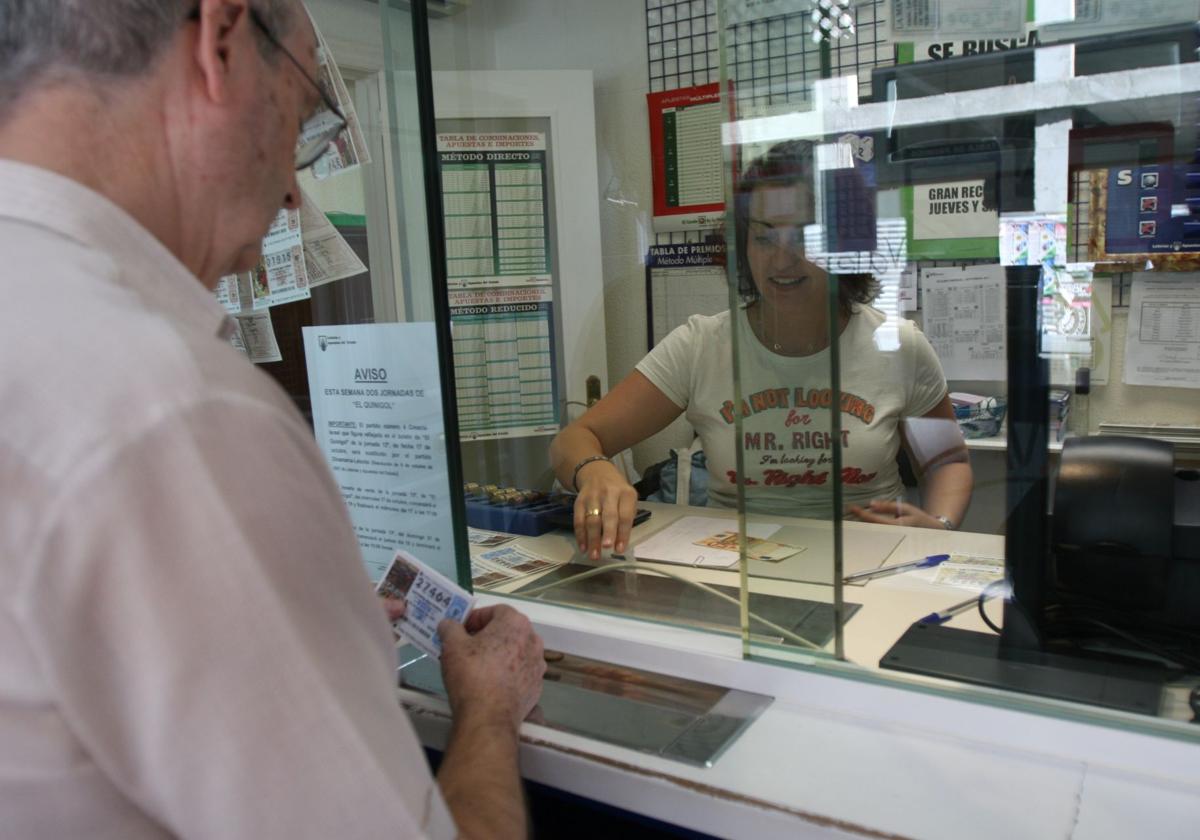 Una administración con un jugador comprando lotería.