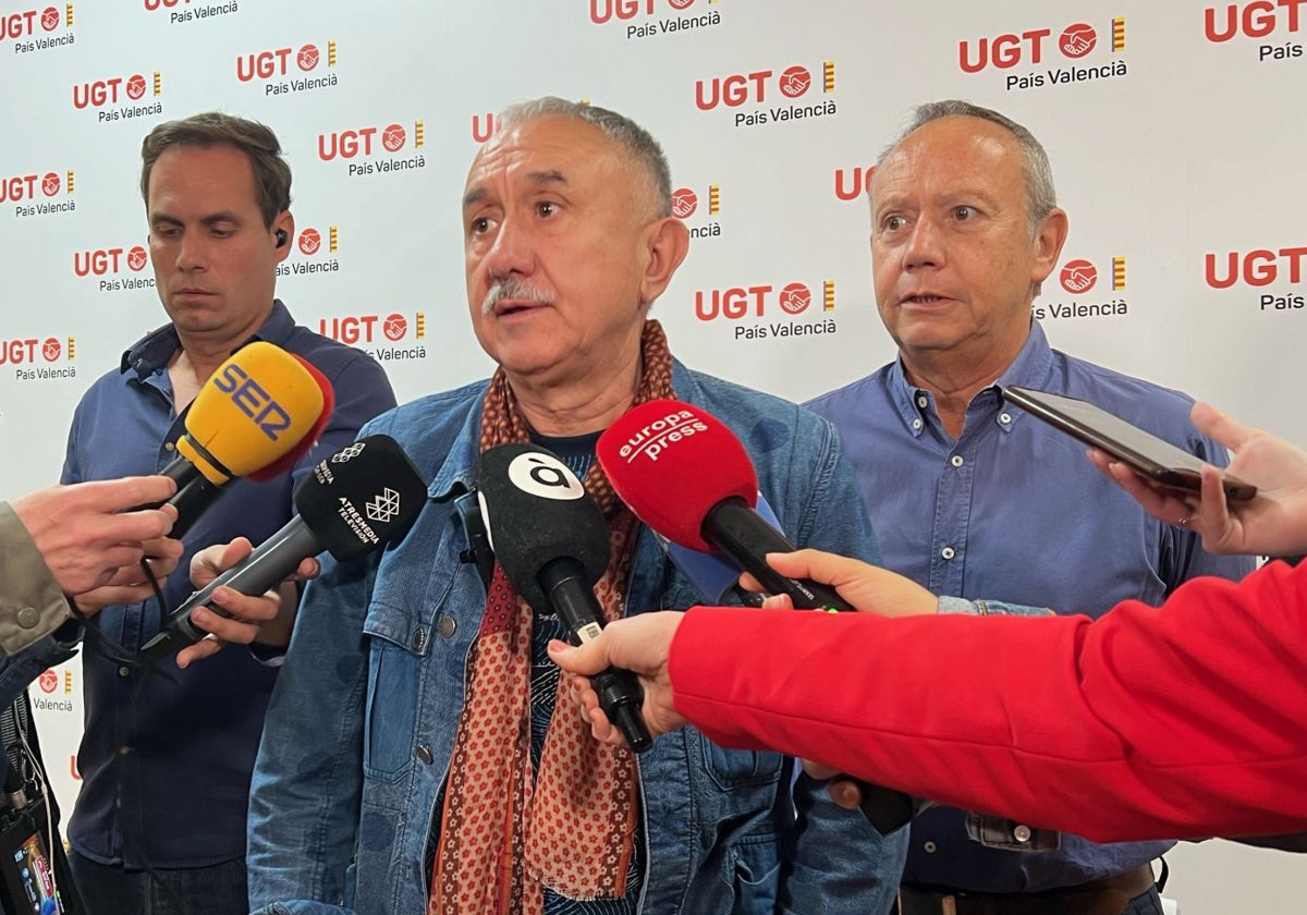 Pepe Álvarez atiende a los medios antes de la Asamblea General de UGT.