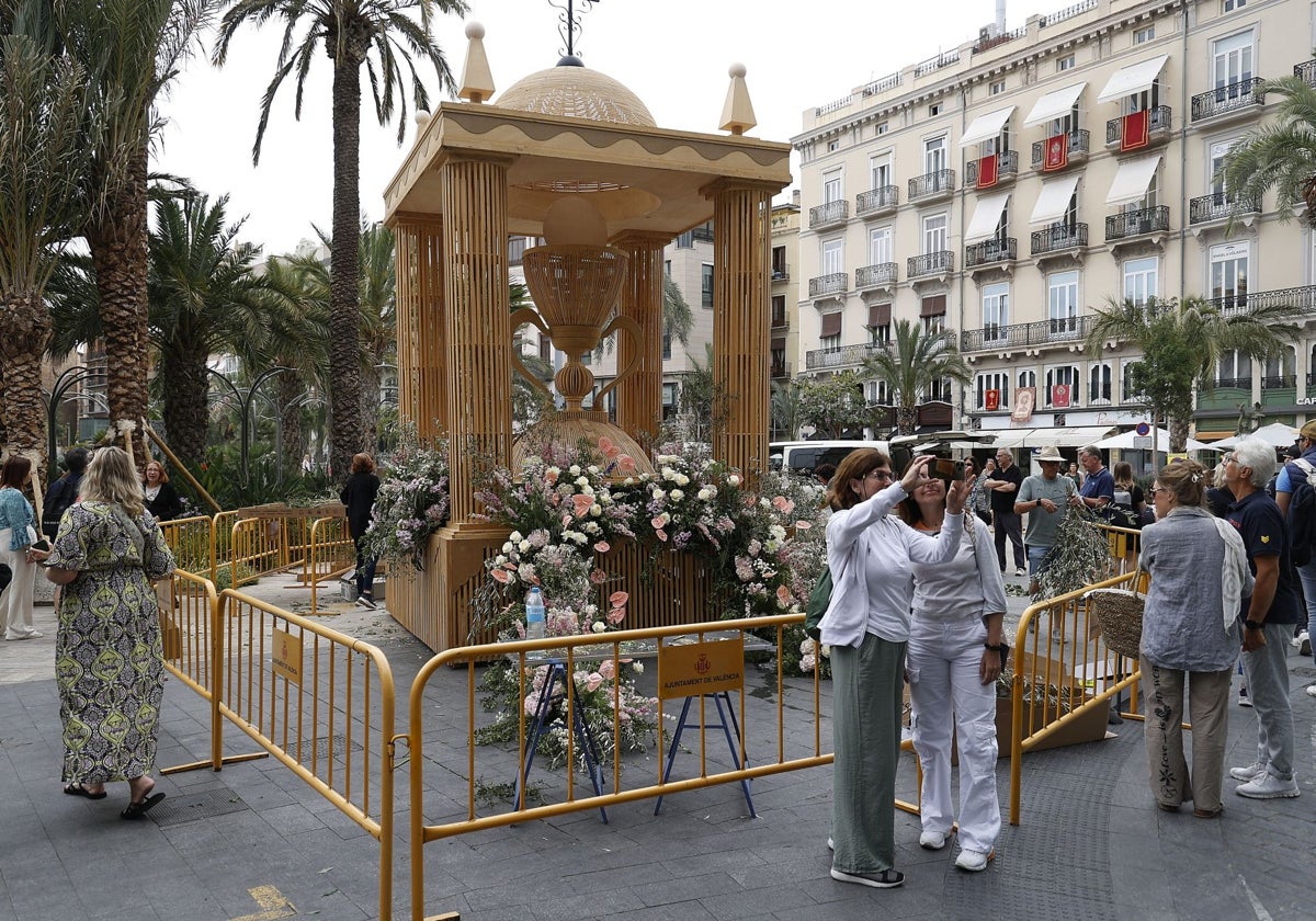 Montaje del monumento floral del Corpus, en la plaza de la Reina.