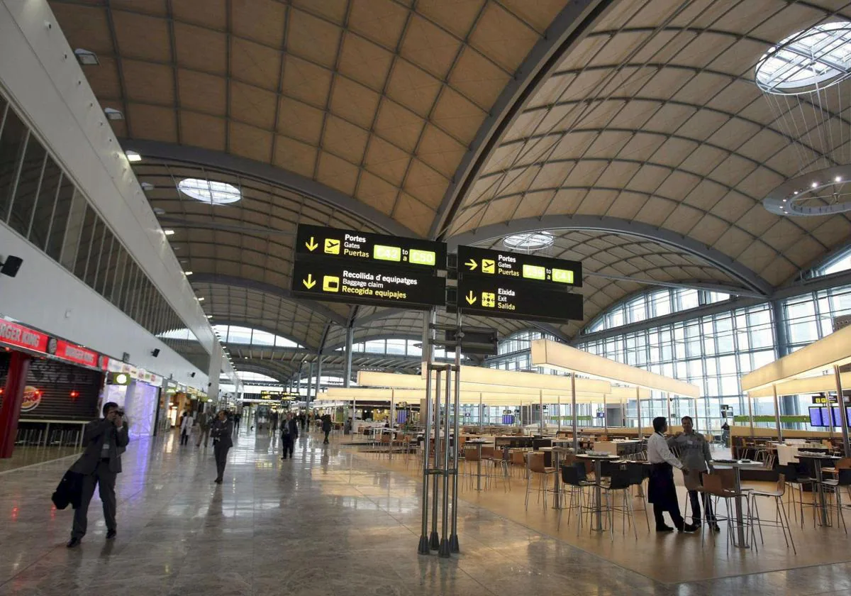 Un pasajero se pelea con la tripulación en pleno vuelo a Alicante para intentar abrir las puertas del avión