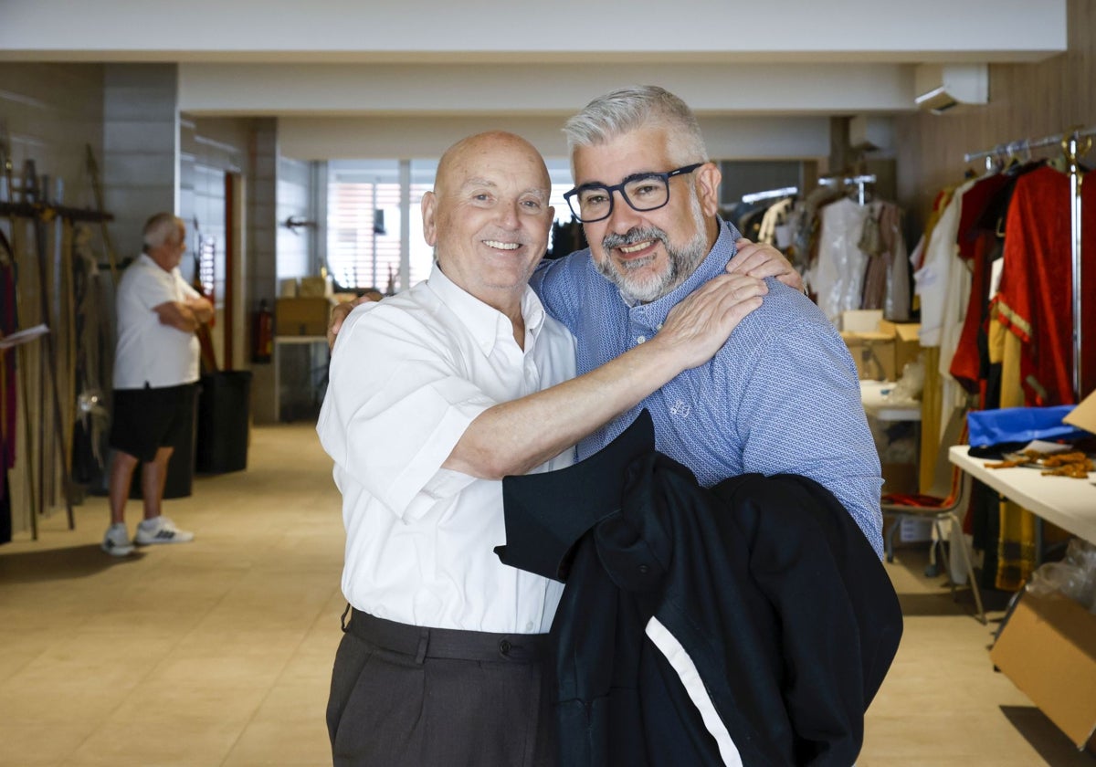 Abrazo de Donís MArtín y Juanfran Barberá, tras darle la 'alternativa' como capellà de les roques.