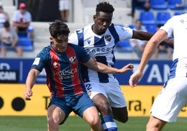 Bouldini, peleando por un balón.