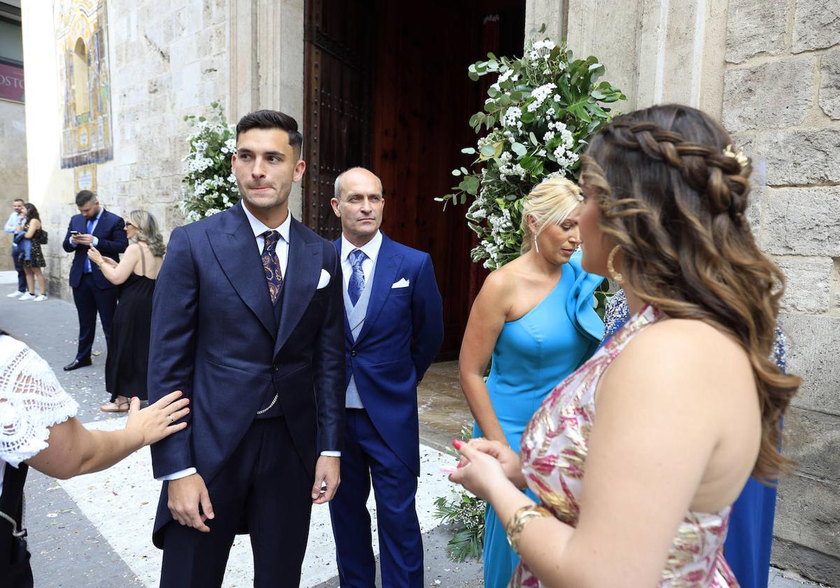 Hugo Duro saluda a los invitados en su boda en Valencia.