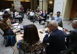 La junta municipal de distrito, poco antes de empezar en el Palacio de Cervelló.