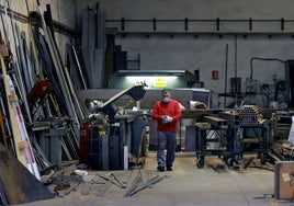 Trabajador del sector, en una empresa en el Polígono Fuente del Jarro.