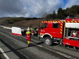 Bomberos, durante un accidente de tráfico.