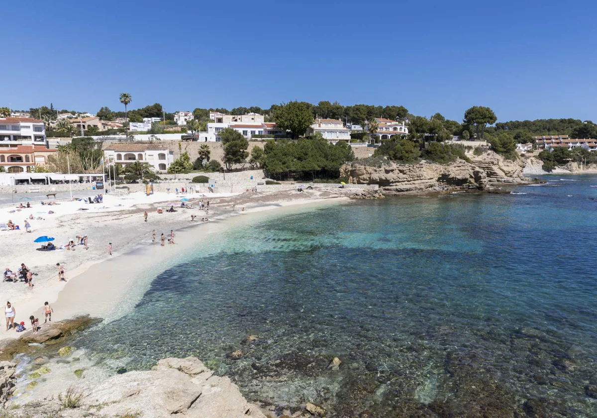 Un bañista fallece ahogado en la cala de la Fustera de Benissa