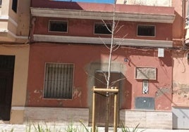 Una de las casas que se subastarán en la calle Francisco Eiximenis del Cabanyal.