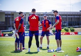 El seleccionador español, Luis de la Fuente, durante un entrenamiento de la selección española de fútbol