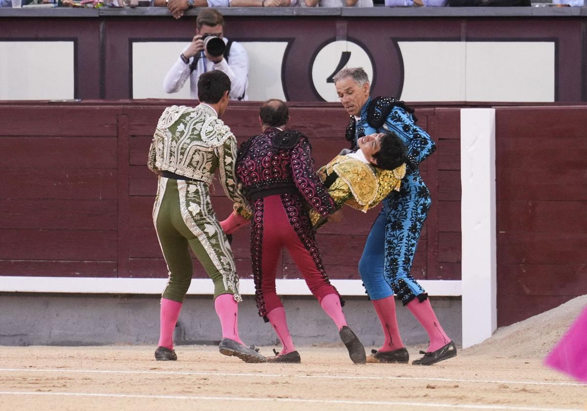 Imagen principal - La escalofriante cornada de Isaac Fonseca en la Feria de San Isidro