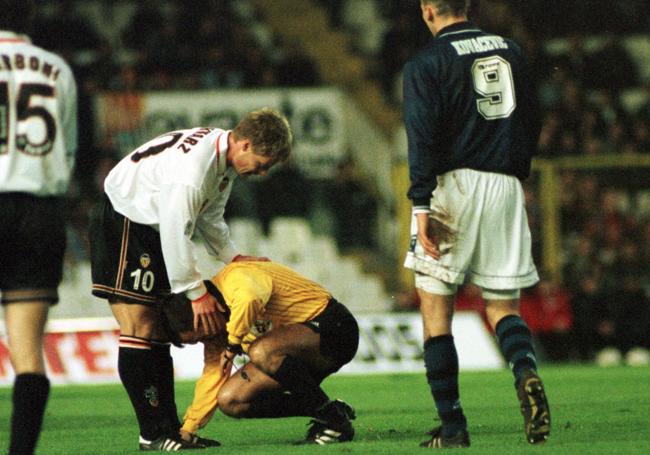 Stefan Schwarz ayudando al árbitro en un partido del Valencia contra la Real Sociedad.