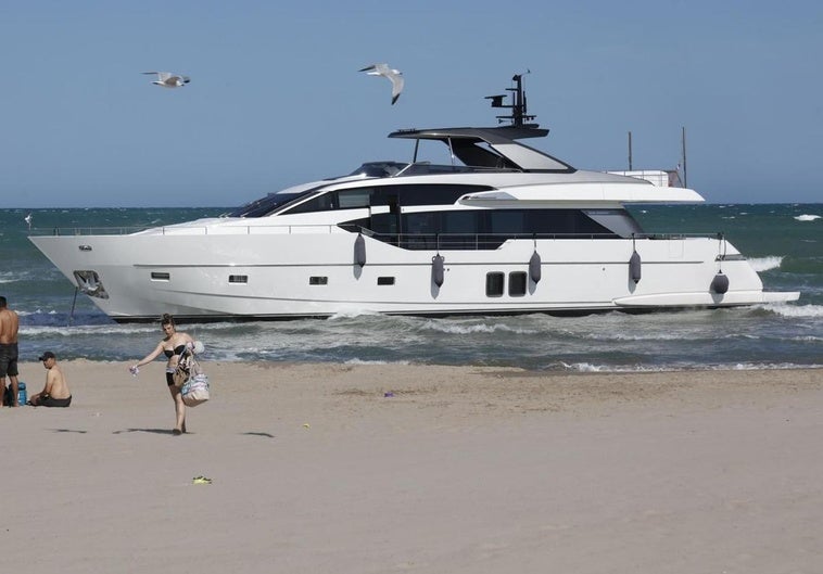 El yate 'Nordic Lily', encallado en la playa de Pinedo.