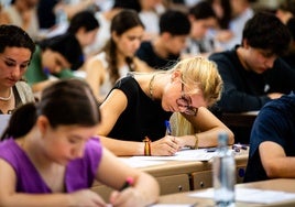 Alumnos durante el examen de Lengua Castellana y Literatura II.