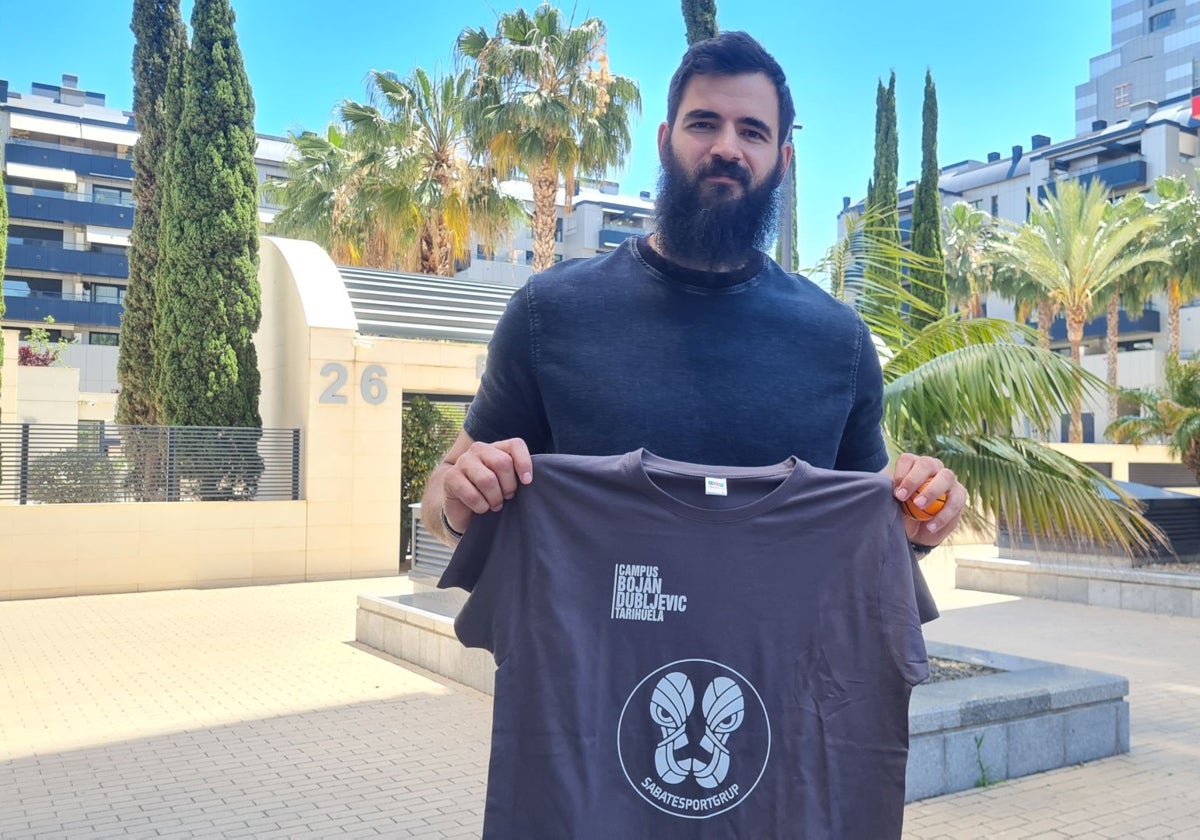 Bojan Dubljevic posa con la camiseta de su campus para LAS PROVINCIAS.