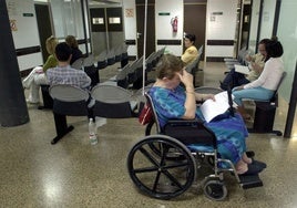 Una mujer en silla de ruedas en un centro de salud.