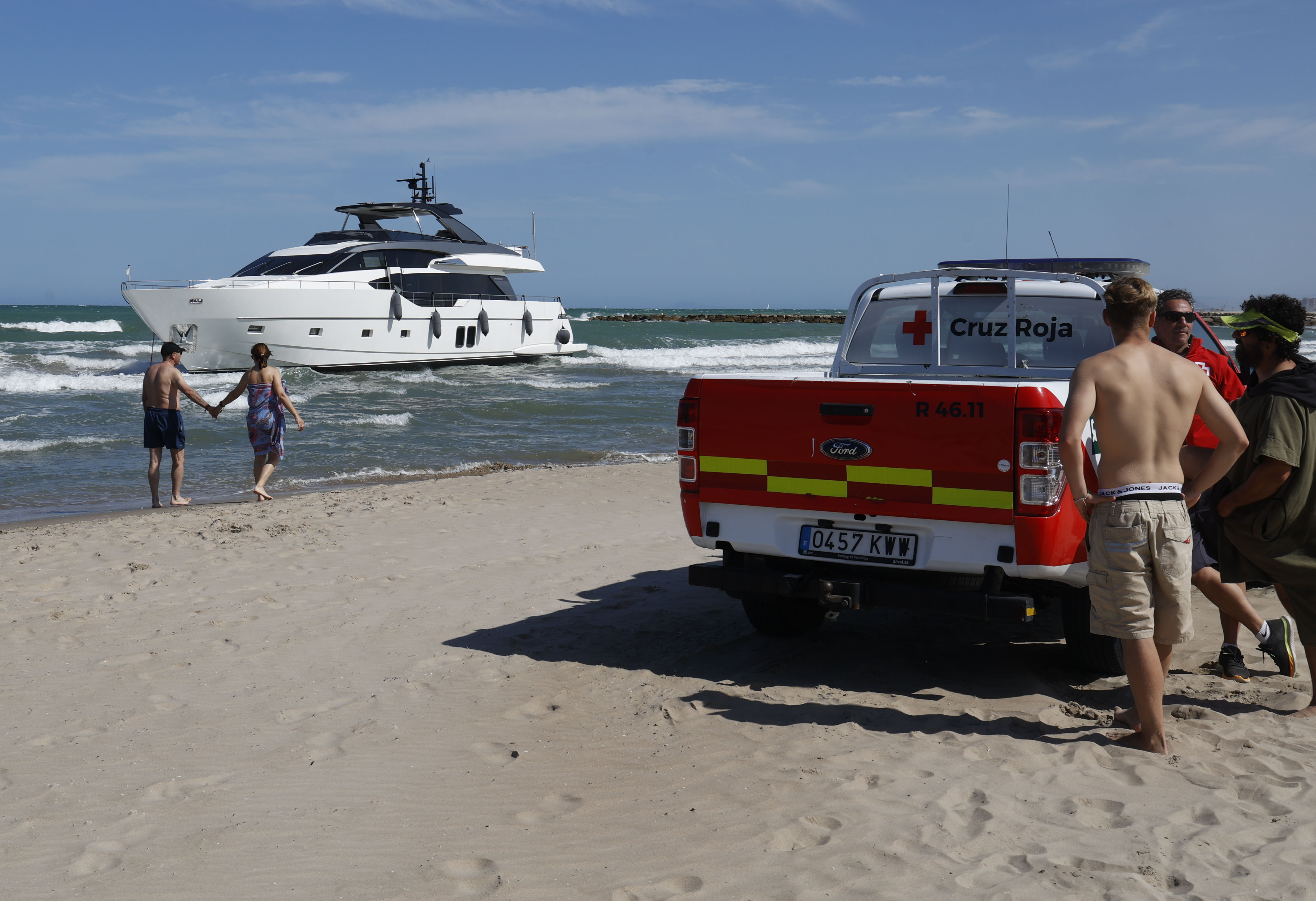 Capitanía investiga una negligencia en el patrón del yate encallado frente a Pinedo