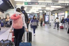 Viajeros en la estación de Atocha.