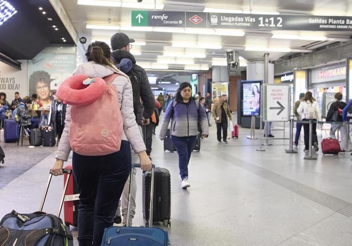 Viajeros en la estación de Atocha.