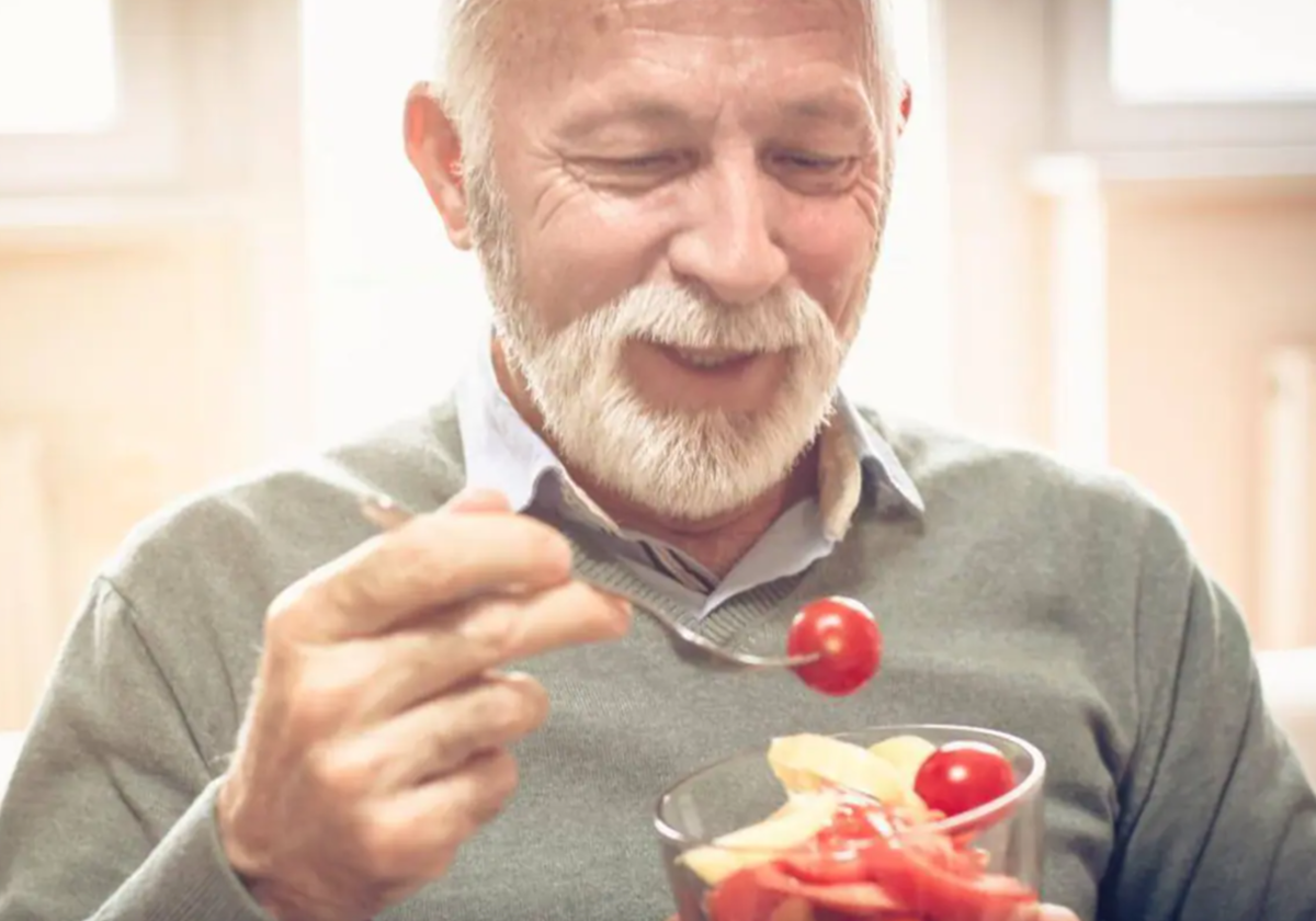 Los alimentos que puedes comer a partir de los 60 y que aportan pocas calorías extra