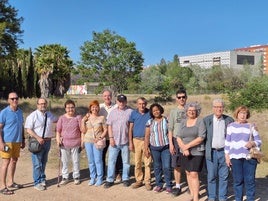 Miembros de la asociación de vecinos de San Marcelino, junto al parque de la Rambleta.