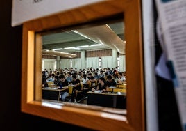 Una clase del campus de Burjassot de la Universitat, durante el primer día de selectividad.