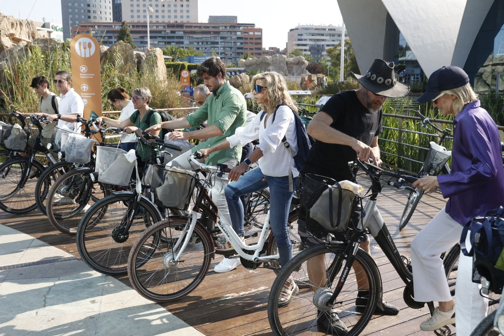 La ruta en bicicleta en favor de la Albufera, en imágenes