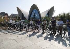 Participantes de la excursión ciclista en el Oceanogràfic.