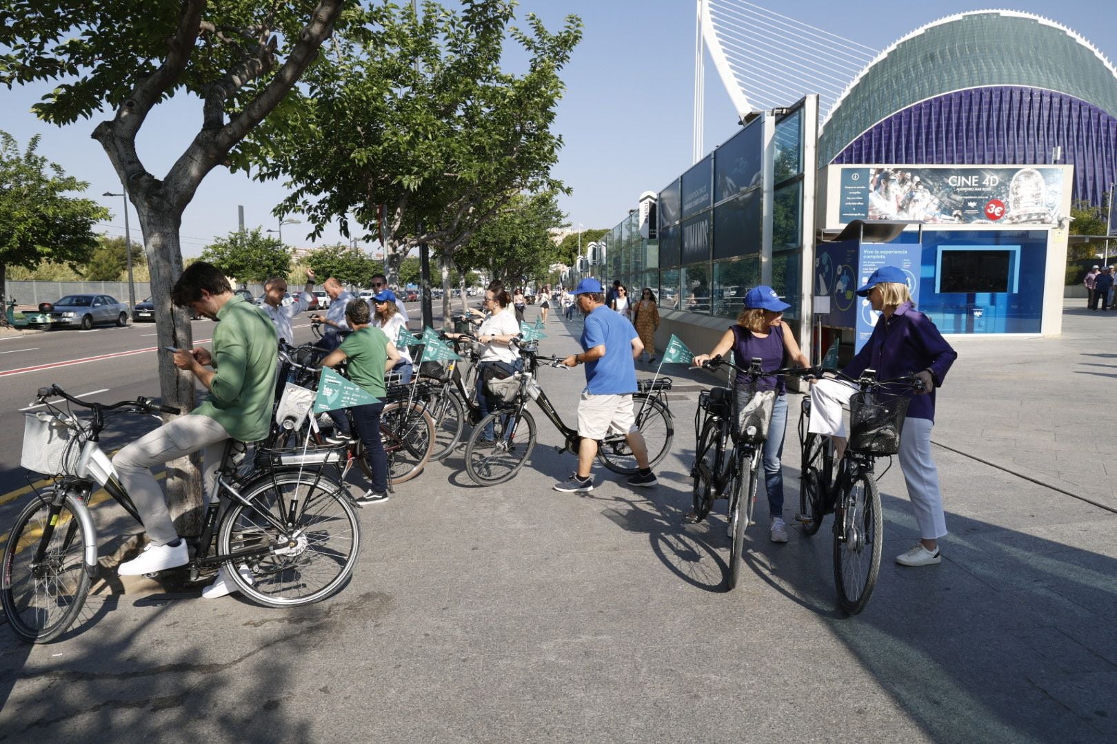 La ruta en bicicleta en favor de la Albufera, en imágenes